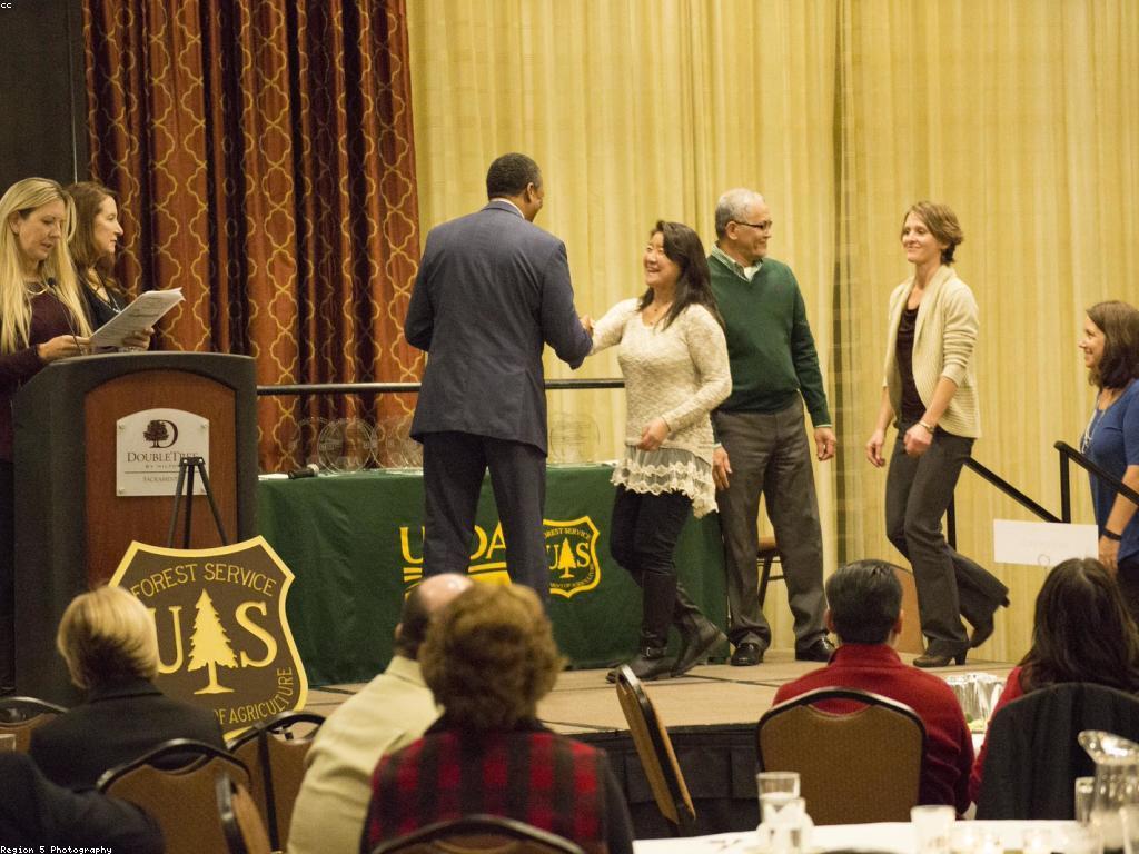 ព័ត៌មានសេវាកម្មដ៏ទាក់ទាញ